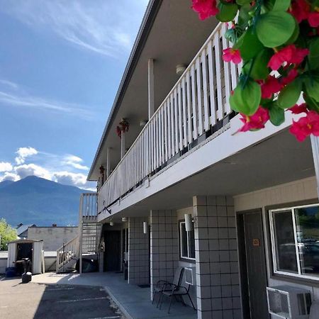 Canterbury Inn Invermere Exterior photo