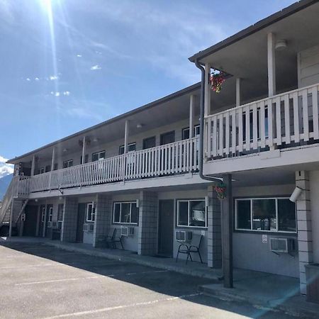 Canterbury Inn Invermere Exterior photo