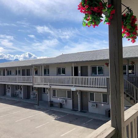 Canterbury Inn Invermere Exterior photo