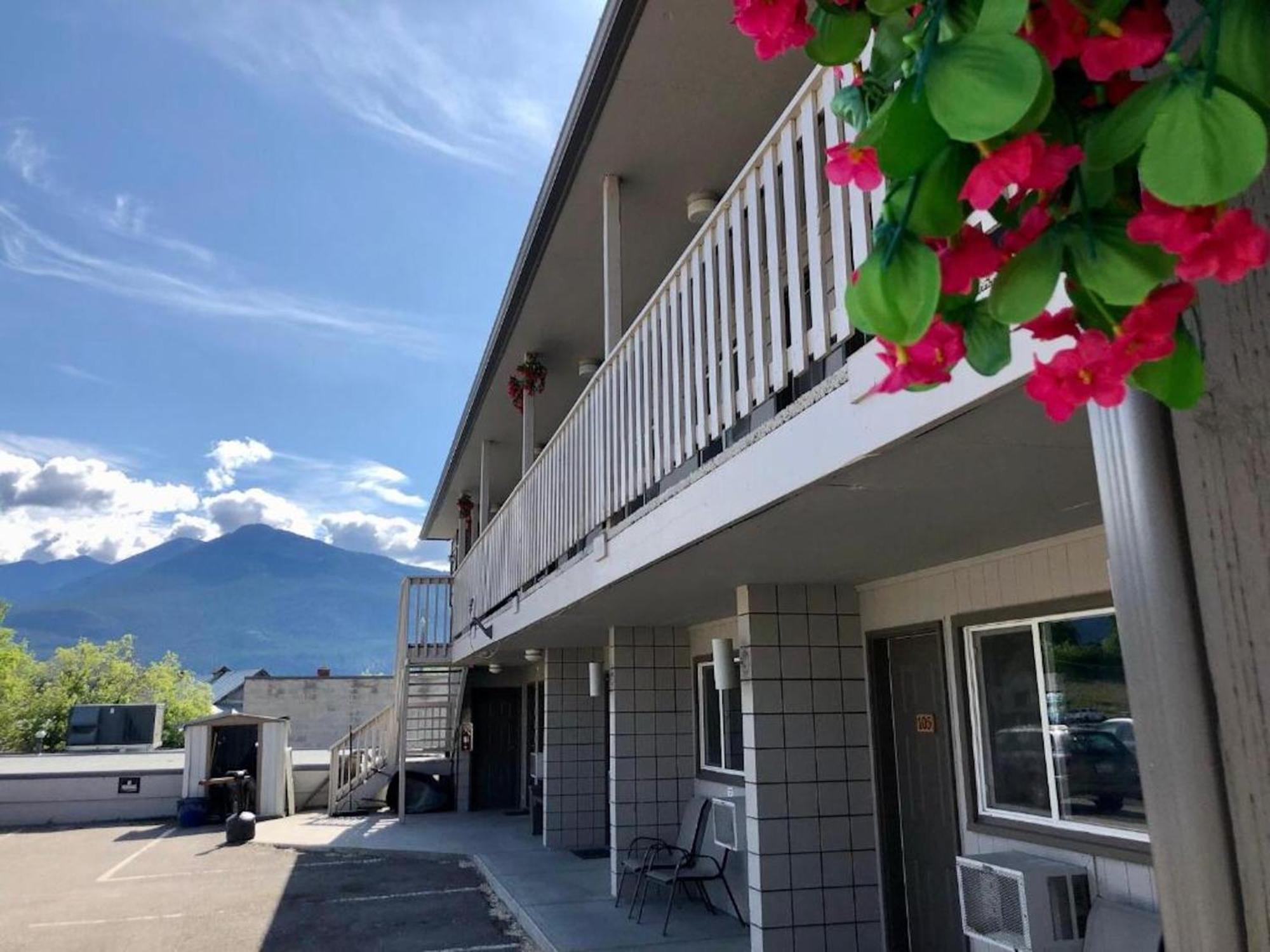 Canterbury Inn Invermere Exterior photo