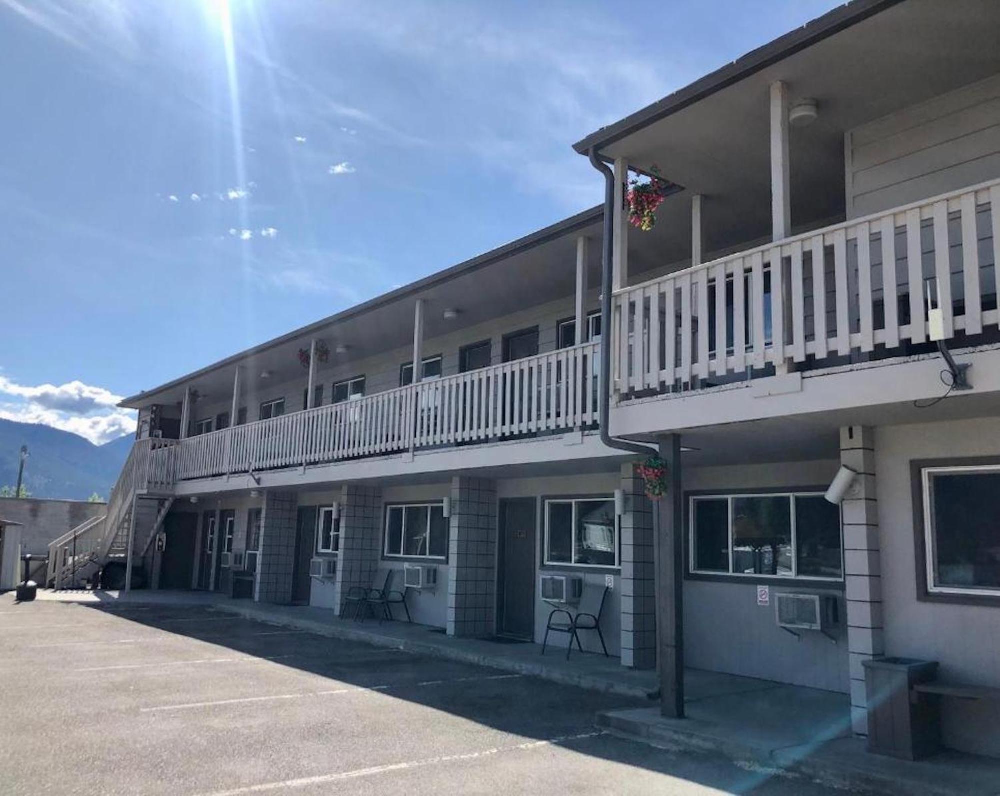 Canterbury Inn Invermere Exterior photo