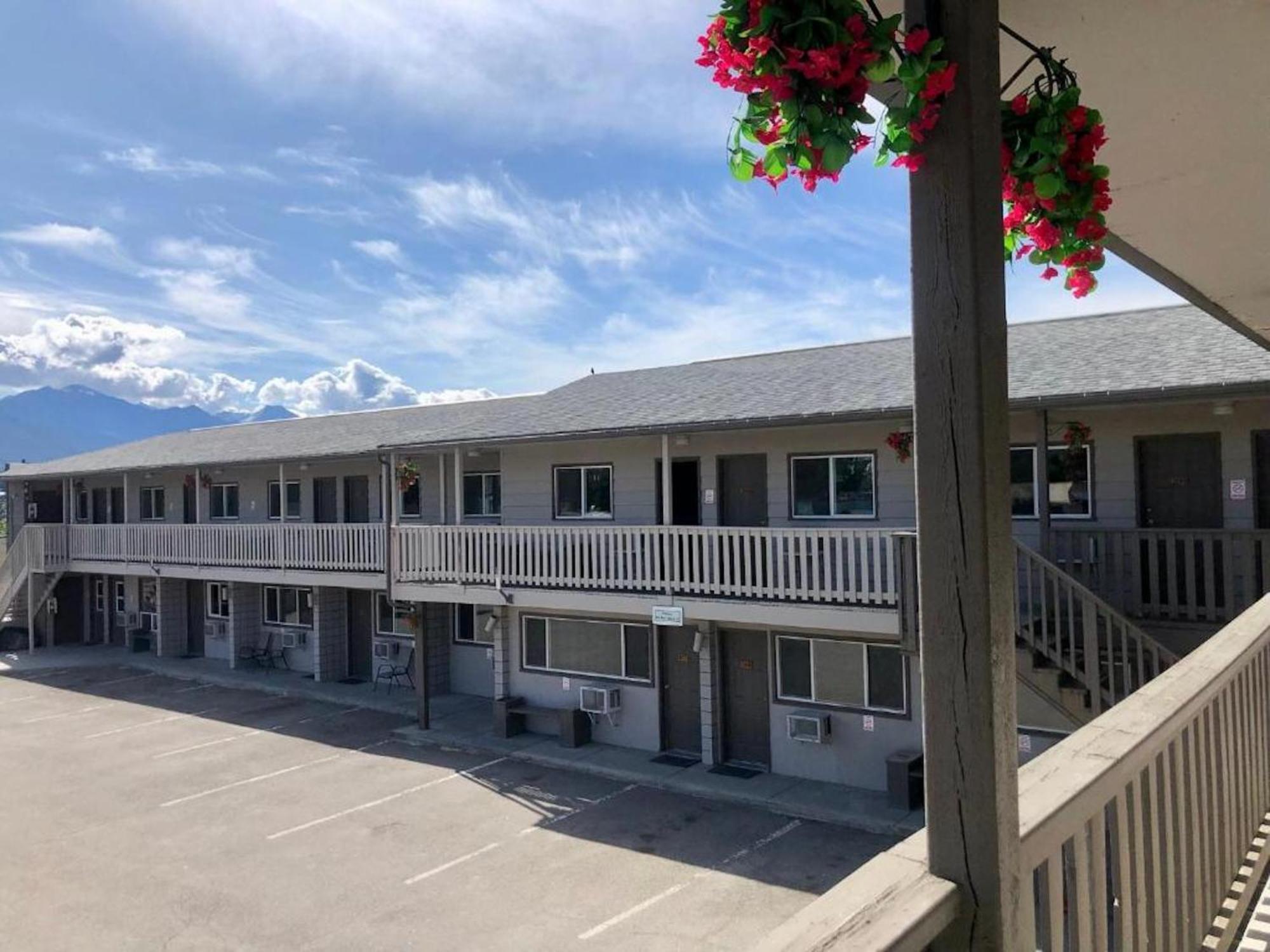 Canterbury Inn Invermere Exterior photo