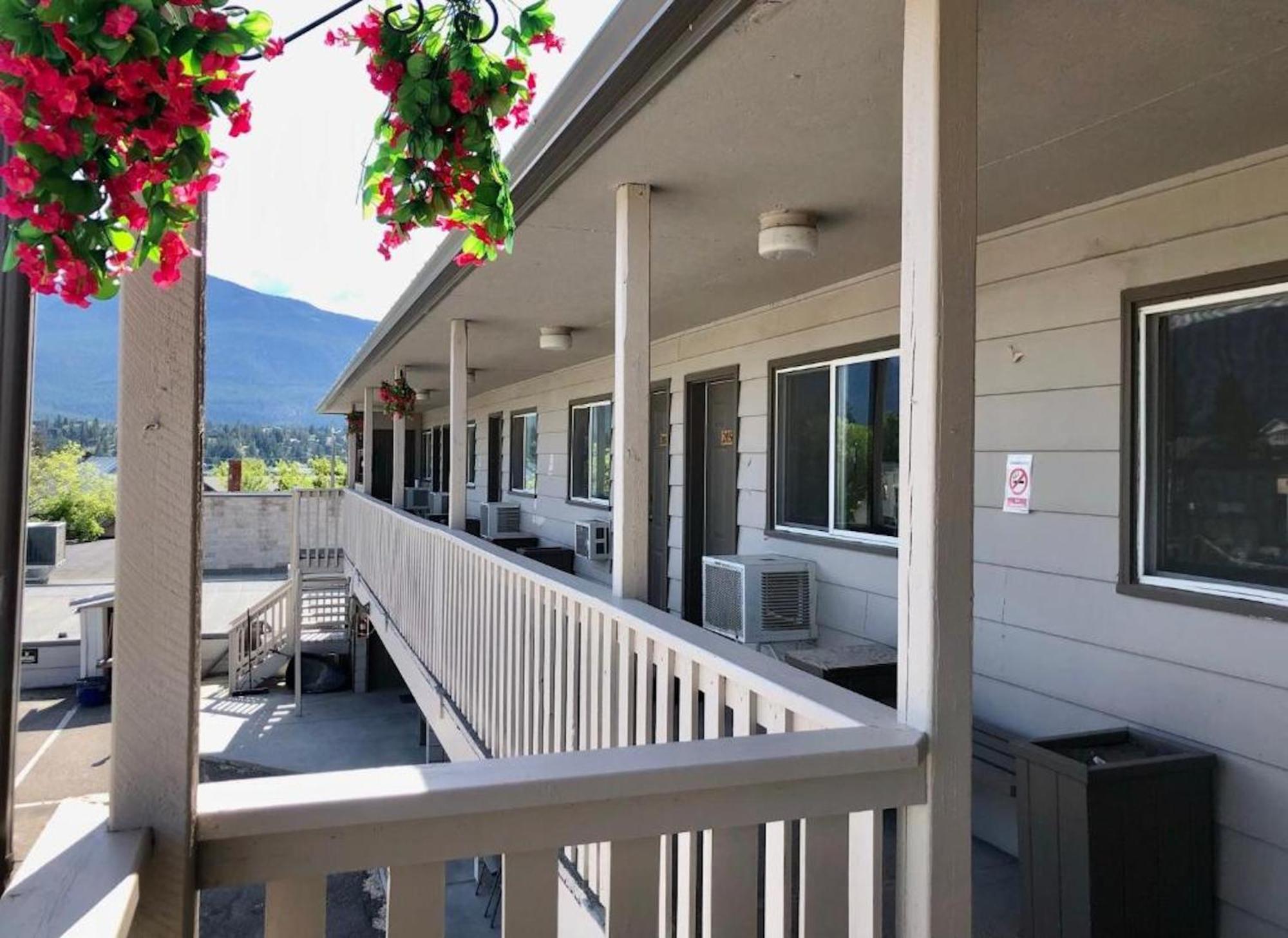 Canterbury Inn Invermere Exterior photo