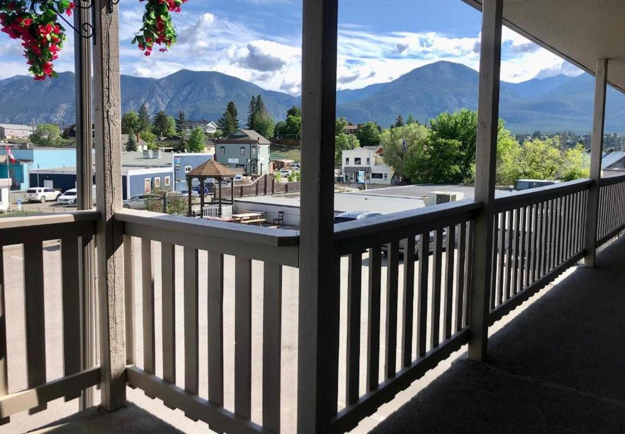 Canterbury Inn Invermere Exterior photo